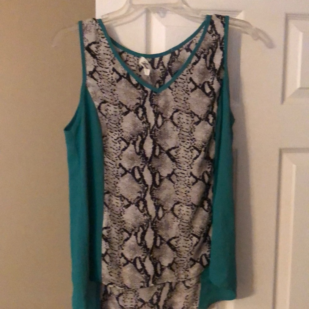 Sleeveless tank - nice black and white print in the center of front and back